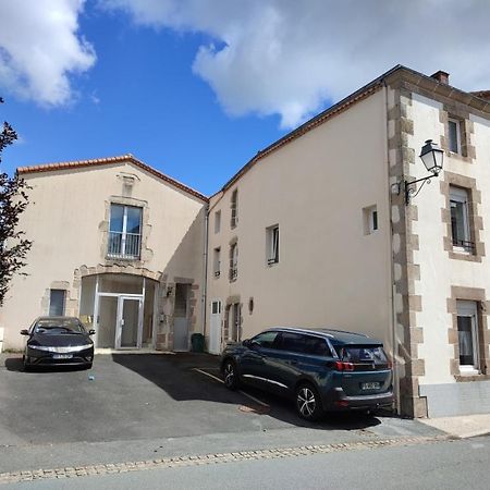 Logis Des Chouans Lägenhet Les Landes-Genusson Exteriör bild