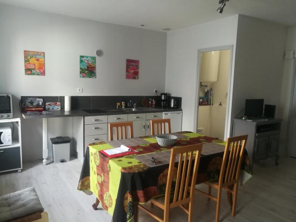 Logis Des Chouans Lägenhet Les Landes-Genusson Exteriör bild